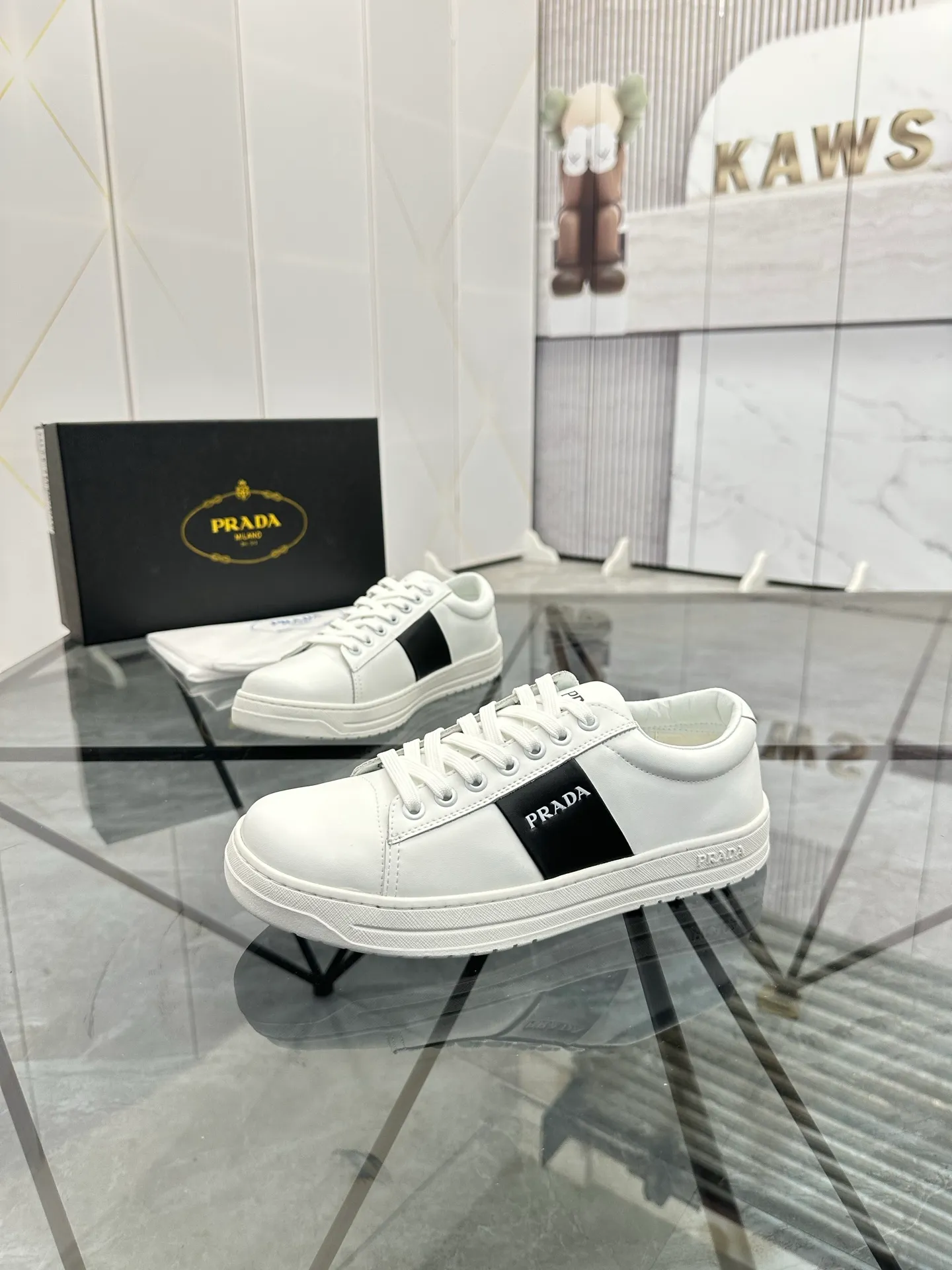 Men's shoes: 💰P400¥ Product trademark: Prada *"Prada*" low-top casual shoes Regular size: 38-44 (can be customized to 45) Product materials: imported cowhide upper, sheepskin lining, original outsole. Number: 020